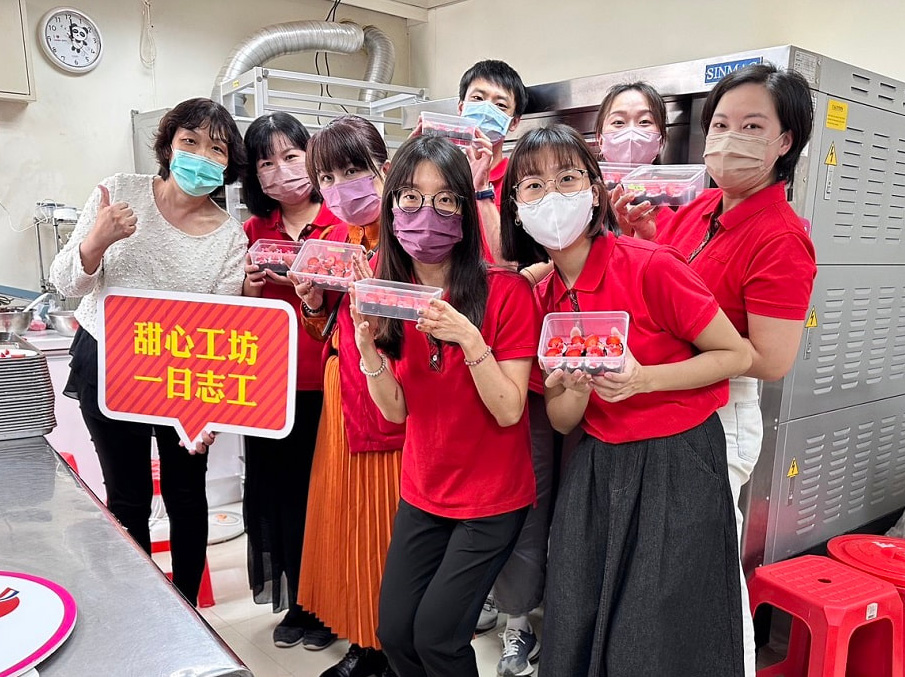 愛馨廠商遠東百貨寶慶店 擔任勵馨甜心工坊一日志工