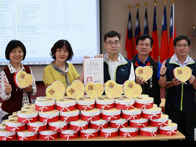 台電新竹區處舉辦母親節公益活動，邀請勵馨甜心工坊來指導同仁手繪餅乾
