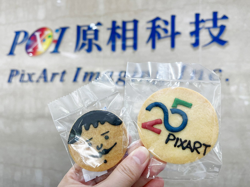 勵馨甜心設計五款圖騰，讓原相科技的爸爸們帶著孩子一起繪製餅乾