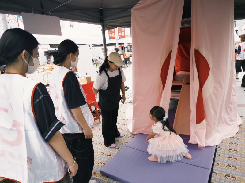 插圖1:由勵馨向日葵小屋車改裝成的互動空間。圖為孩子從「子宮房」滑出來!