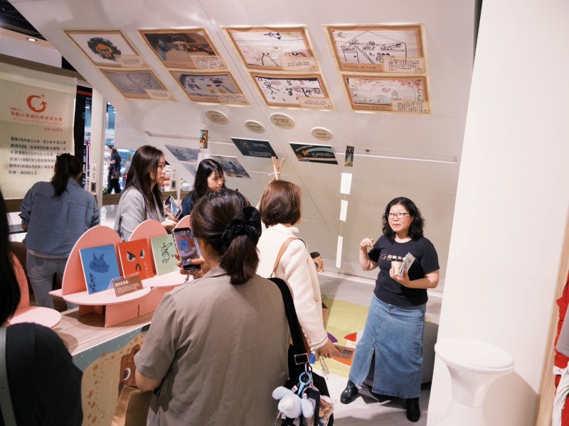 展覽現場,民眾認真聆聽