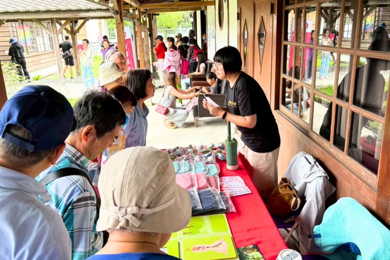 圖2:花蓮勵馨於場外的宣導活動