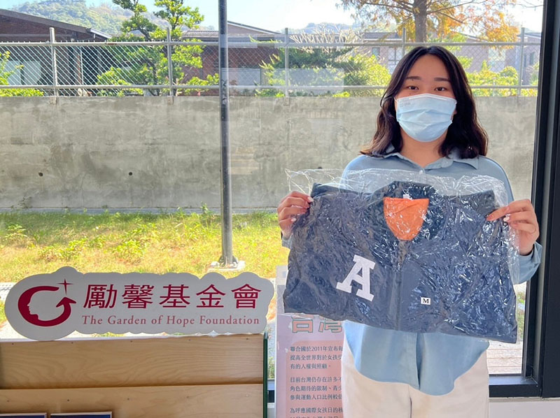 威剛科技贈禦寒外套溫暖勵馨婦幼